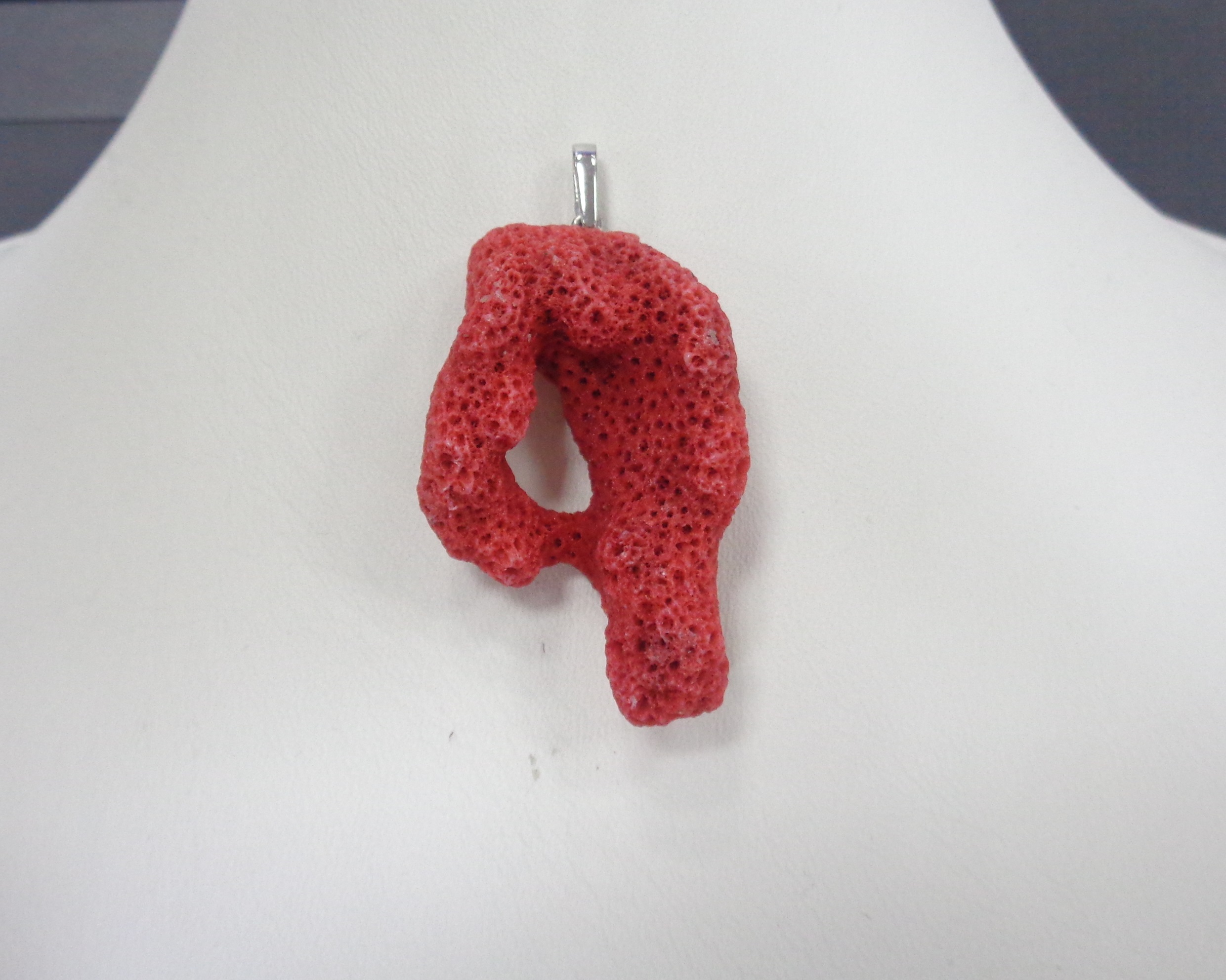 Серебряная подвеска с кораллом